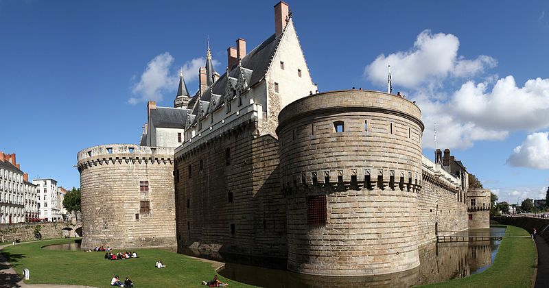 Photo prise suite à la restauration du château et de ses douves https://commons.wikimedia.org