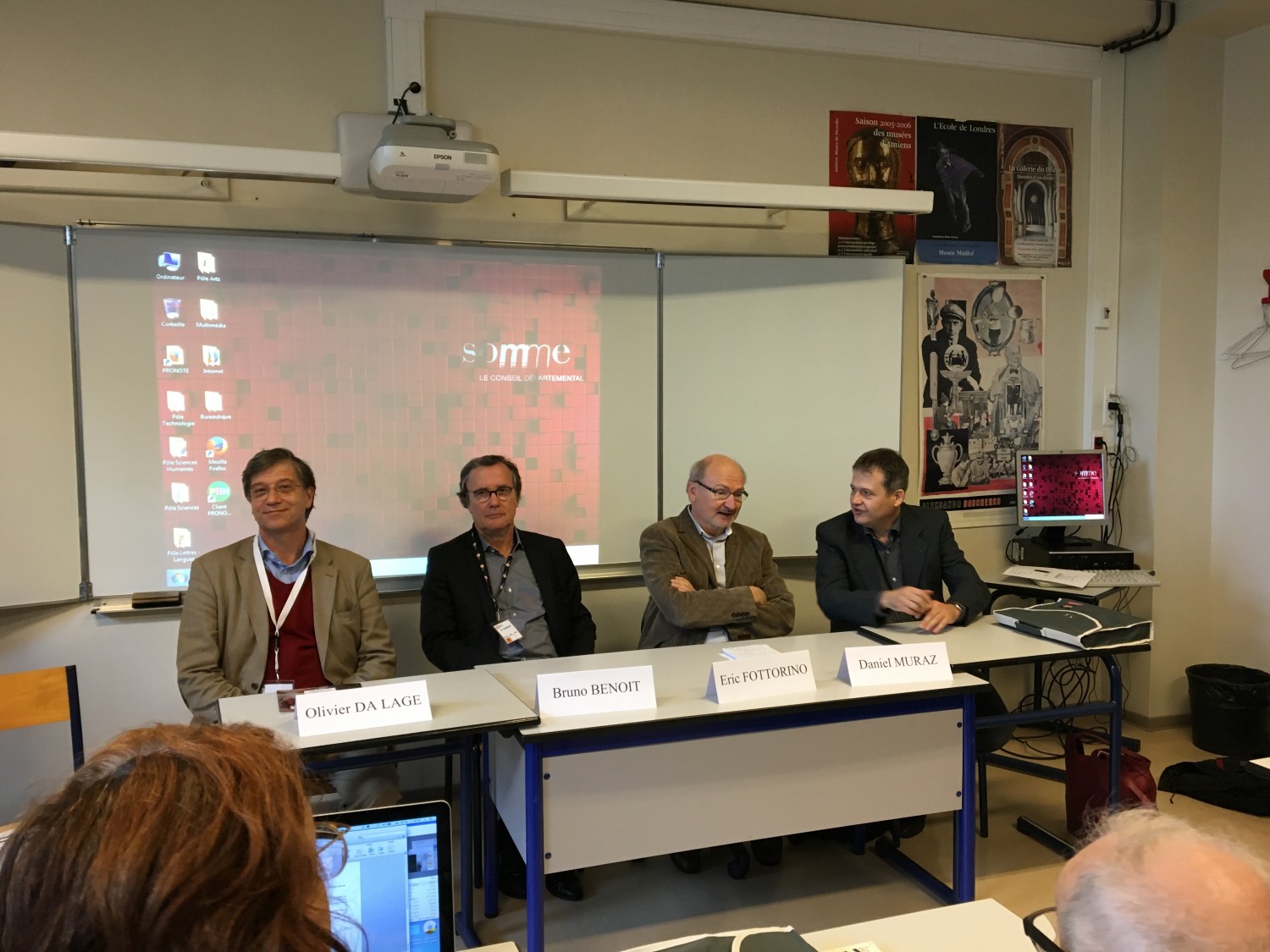 Conférence de presse AGORA d'Amiens 2016. Bruno Benoit, président de l’APHG, était entouré par des journalistes : Eric Fottorino (1 Hebdo), Daniel Muraz (le Courrier Picard) et Olivier Da Lage (RFI). © https://www.vousnousils.fr/