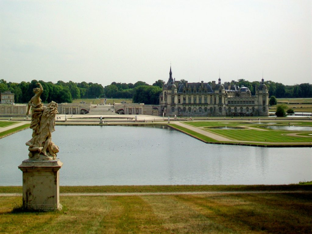 La commune de Vineuil-Saint-Firmin est établie le long du parc du château de Chantilly, et entre les deux villages formant la commune, un point de vue permet d'apprécier une perspective exceptionnelle sur le château. © P.Poschadel