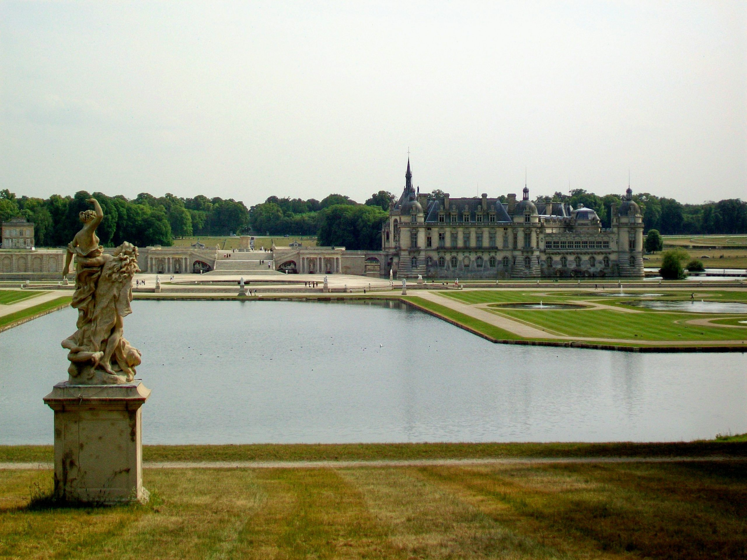 La commune de Vineuil-Saint-Firmin est établie le long du parc du château de Chantilly, et entre les deux villages formant la commune, un point de vue permet d'apprécier une perspective exceptionnelle sur le château. © P.Poschadel