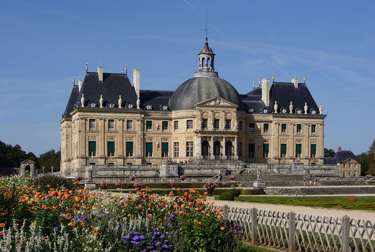 Le Château de Vaux-le-Vicomte, à Maincy (Seine-et-Marne, France) : la façade sud, vue depuis les jardins. CC