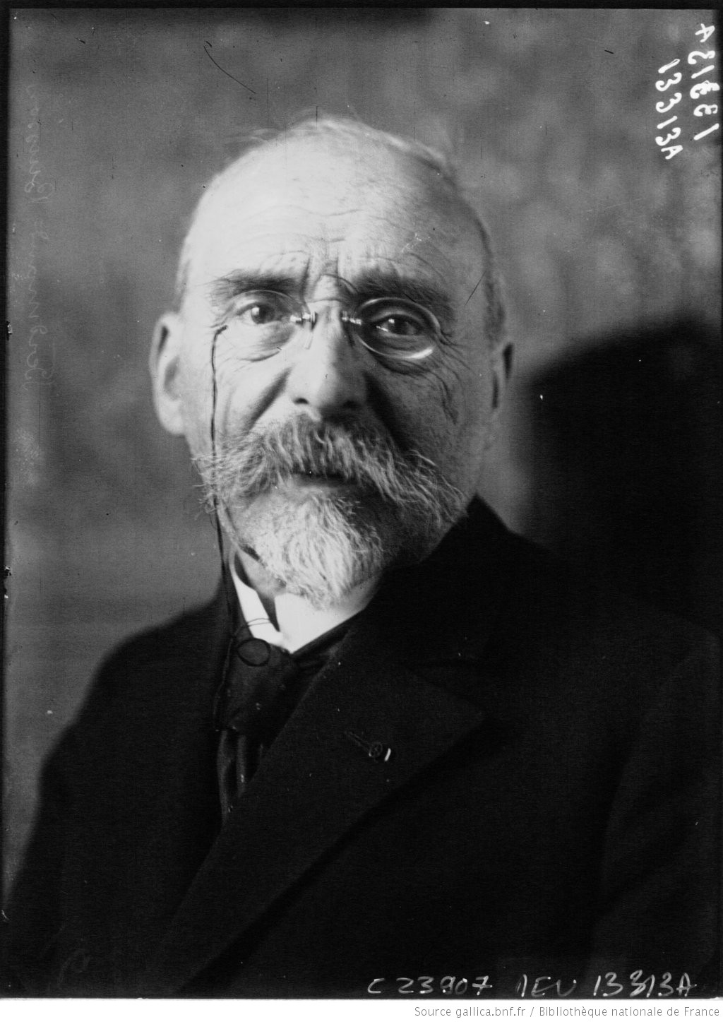 Fernand Buisson (1841-1932) en 1924. Député, Président de la Ligue des Droits de l'Homme (portrait) : [photographie de presse] / Agence Meurisse Agence de presse Meurisse. Agence photographique. Domaine public. Gallica. https://gallica.bnf.fr/ark:/12148/btv1b9023562m/