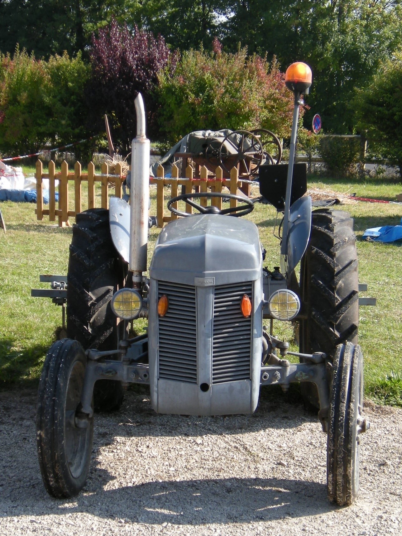 Photo 11 (Richard DUPUIS) Tracteur « petit gris »