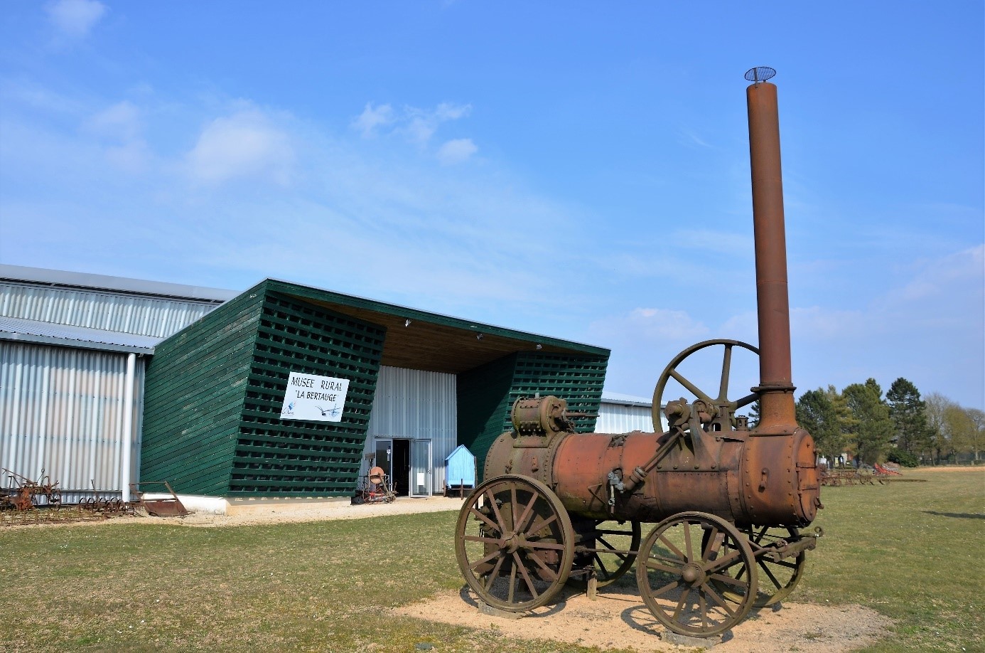 Photo 2 (Richard DUPUIS) Façade et entrée du Musée La Bertauge, locomobile.