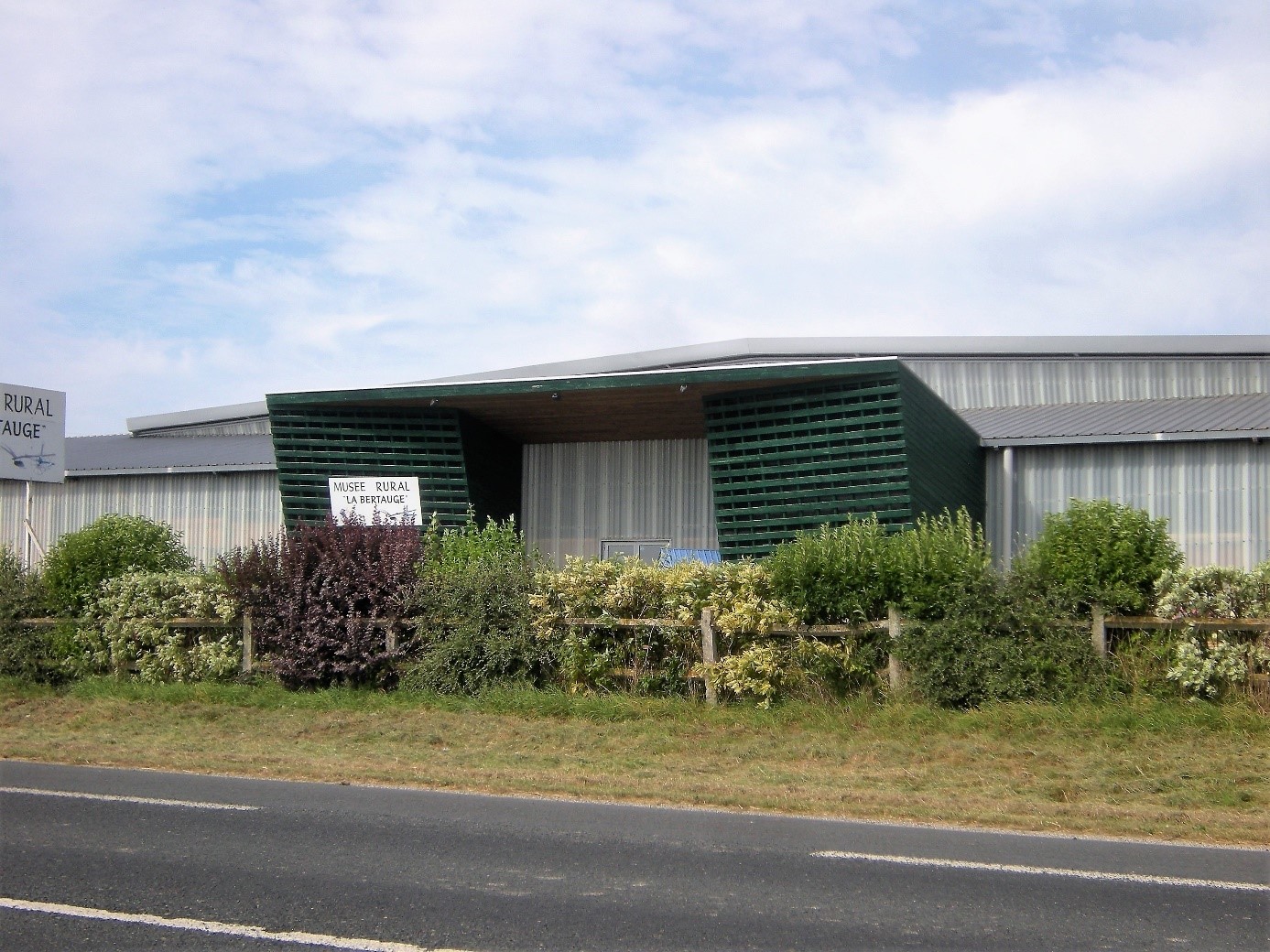 Photo 3 (Richard DUPUIS) Entrée du Musée La Bertauge, vue depuis la D3