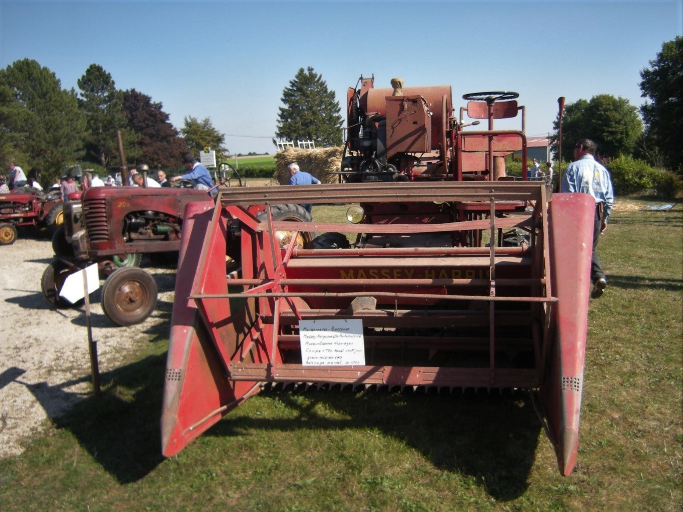 Photo5 (Richard DUPUIS) Moissonneuse-batteuse Massey-Ferguson présentée sur le côté du musée