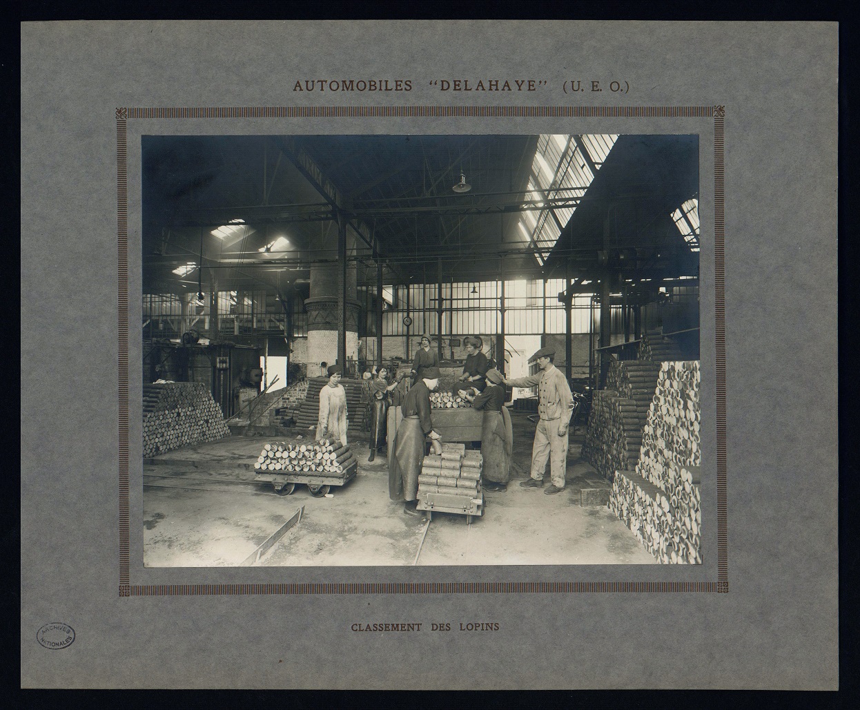Société des automobile Delahaye : extrait de l’album photographique « Collaboration des femmes à la défense nationale », classement des lopins, 1re Guerre mondiale. ANMT 2014 39 2.