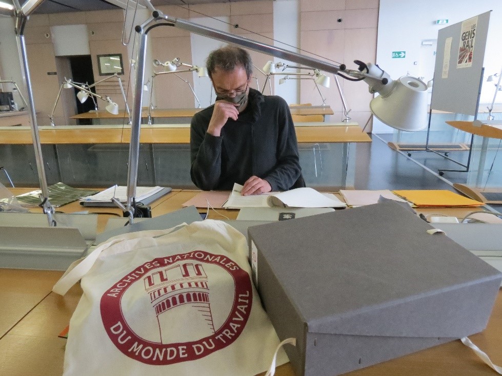 Jean-Luc Guionnet, compositeur de musique contemporaine, lors de ses recherches en salle de lecture des ANMT, avril 2021. Cliché Muzzix.