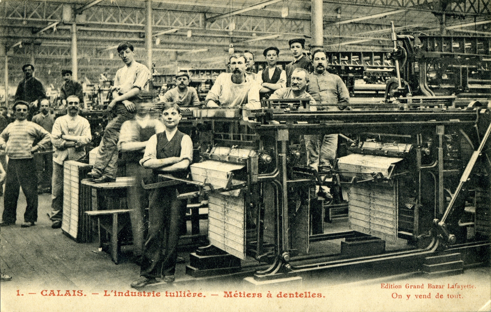 Tullistes dans un atelier, carte postale début XXe siècle, collections Cité de la dentelle et de la mode de Calais