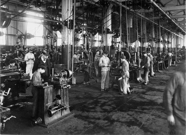 Élèves-ouvriers tourneurs. Le Creusot vers 1922.