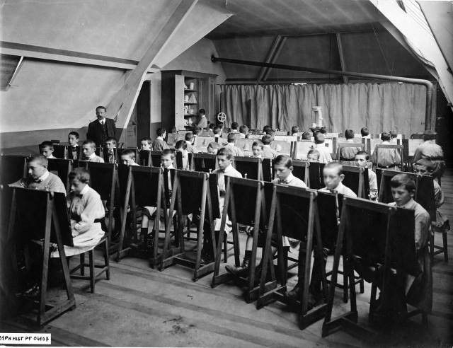 Salle de cours de dessin. Groupe spécial. Le Creusot - 1912.