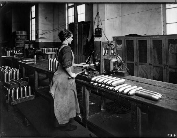 Usinage d’obus « Shrapnels » de 75 mm.  Atelier d’artillerie - Le Creusot - 1916.