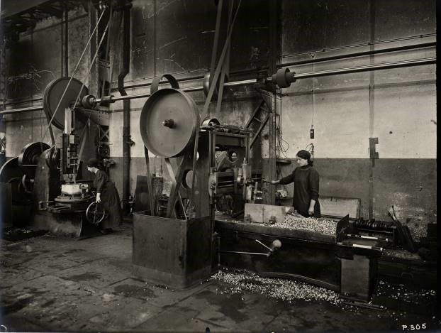 Machines à mortaiser, machine à raboter. Atelier de construction mécanique - Le Creusot - 1916.