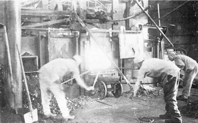 Sortie du bloom d’un four à puddler - Le Creusot – 1900 environ.