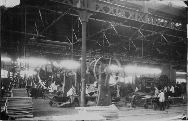 Élèves-ouvriers dans l’atelier des laminoirs de tôles. Cisailles – Le Creusot – 1880-1885