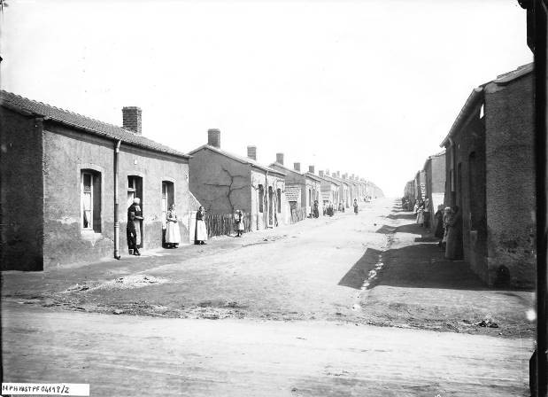 Rue Sébastopol vers 1898. Cité de la Villedieu créée en 1865.