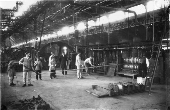 Elèves-ouvriers dans l’atelier des laminoirs à barres. Le Creusot- 1880-1885.