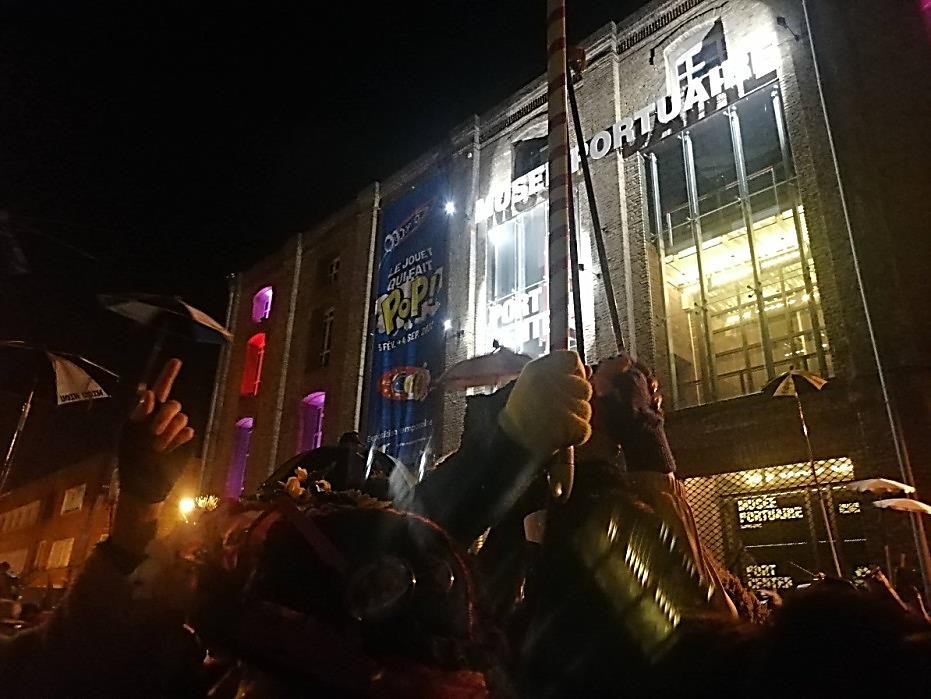 8 février 2022 à 20 h. Malgré l’annulation  du carnaval, les Dunkerquois fêtent leurs traditions retrouvées après la crise sanitaire. La bande inorganisée  termine spontanément sa course devant le musée portuaire,  emblème de la ville. Coll. Privée