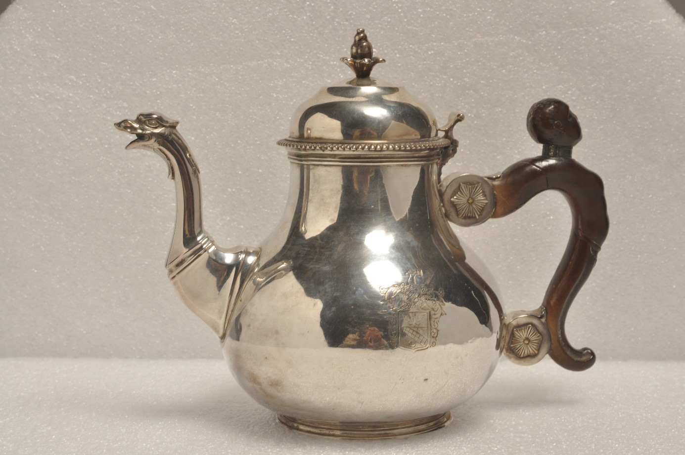 Photographie n°1 : Théière en argent réalisée par Deman, Musée des Beaux-Arts de Dunkerque, cliché de Jacques QUETQ D’HENRIPRET. DR.