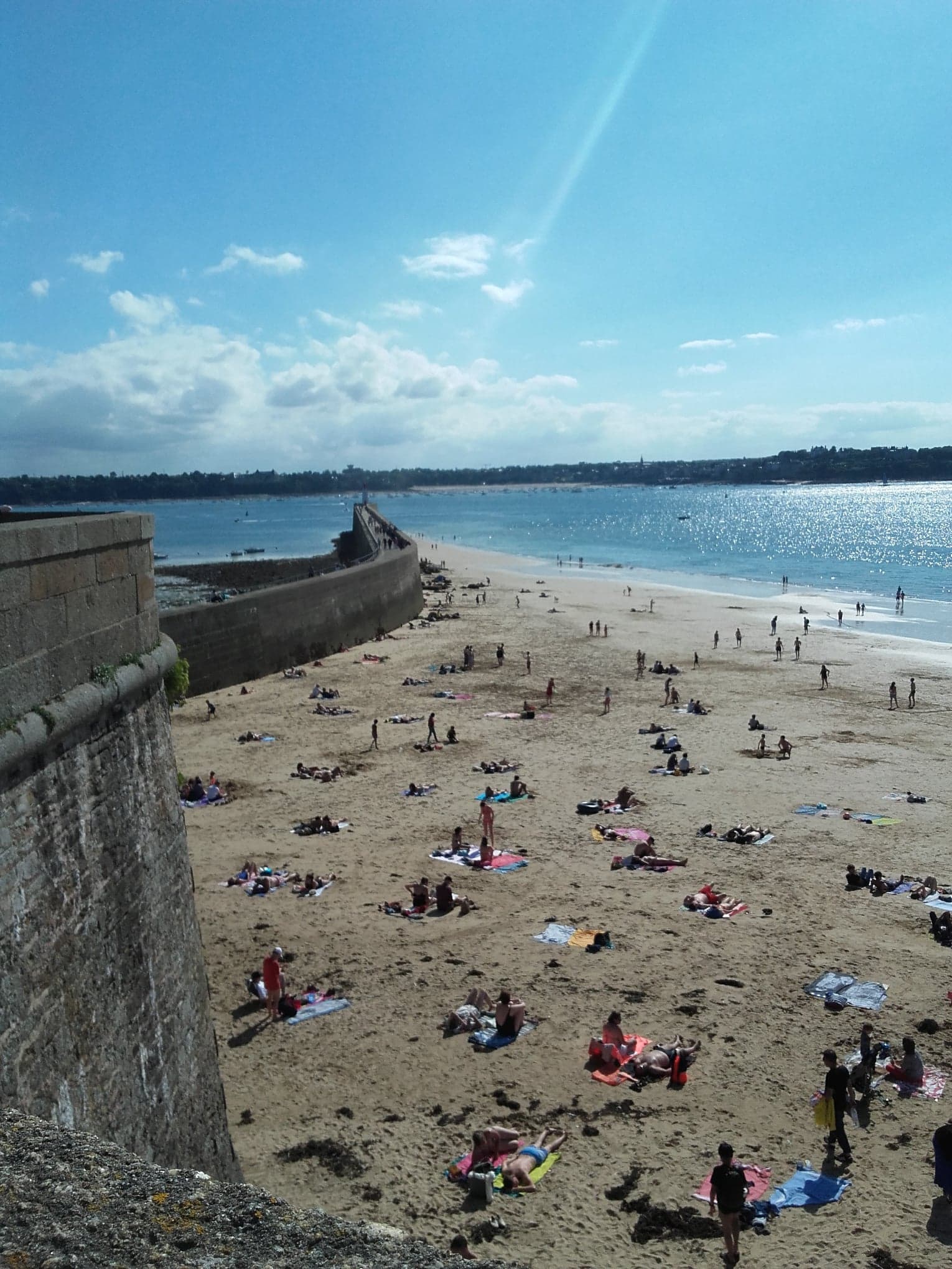 Figure 1 : « sous les murailles, la plage » (photographie Philippe Diest) 	La volonté de conserver les remparts lors de la reconstruction de Saint-Malo a permis d’éloigner les activités portuaires et sauvegarder ses plages sur lesquelles affluent les touristes attirés par ce paysage original (photographie Philippe Diest - DR.)