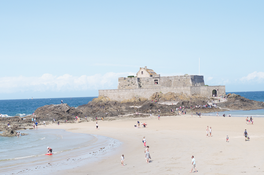 Figure 2 : le fort National 	Construit sur un rocher accessible à pied à marée basse, ce fort est le plus proche des remparts de Saint-Malo. Classé monument historique en 1906, sa visite est possible. (photographie Philippe Diest - DR.)