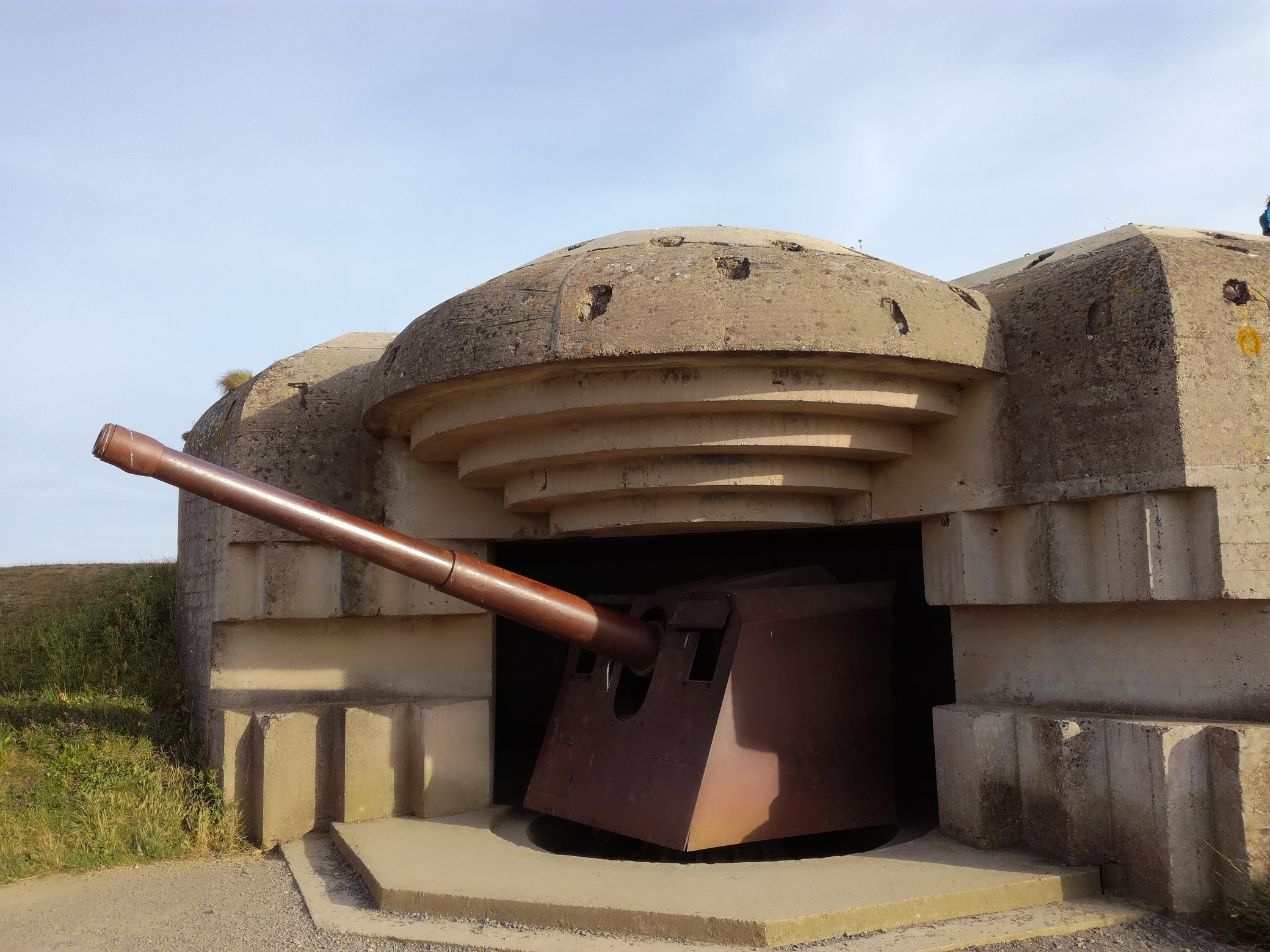 Figure 4 : bunker de Longues-sur-mer 	Cette batterie, l’une des plus visitées du Mur de l’Atlantique, se situe entre les plages d’Omaha et de Gold. Son originalité réside dans le bon état de conservation de la plus grande partie du site, notamment des canons toujours sous casemate, malgré la violence des bombardements navals et aériens durant le débarquement de Normandie. Le site est protégé au titre des monuments historiques depuis 1994. (photographie Philippe Diest - DR.)