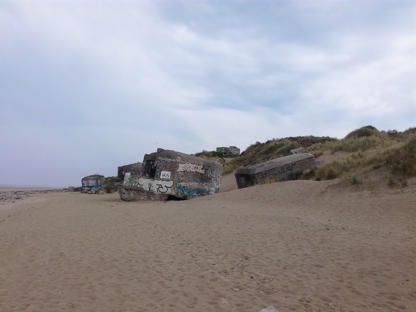 Figure 5 : batterie de Zuydcoote (Nord) 	Les Allemands ont complété ce site construit par les Français à la fin du XIXe siècle avec plusieurs bunkers d’artillerie. Cependant, l’évolution du cordon dunaire explique le déchaussement de ces édifices de plusieurs tonnes qui représente un danger pour les touristes et les adeptes du street-art. (photographie Philippe Diest - DR.)