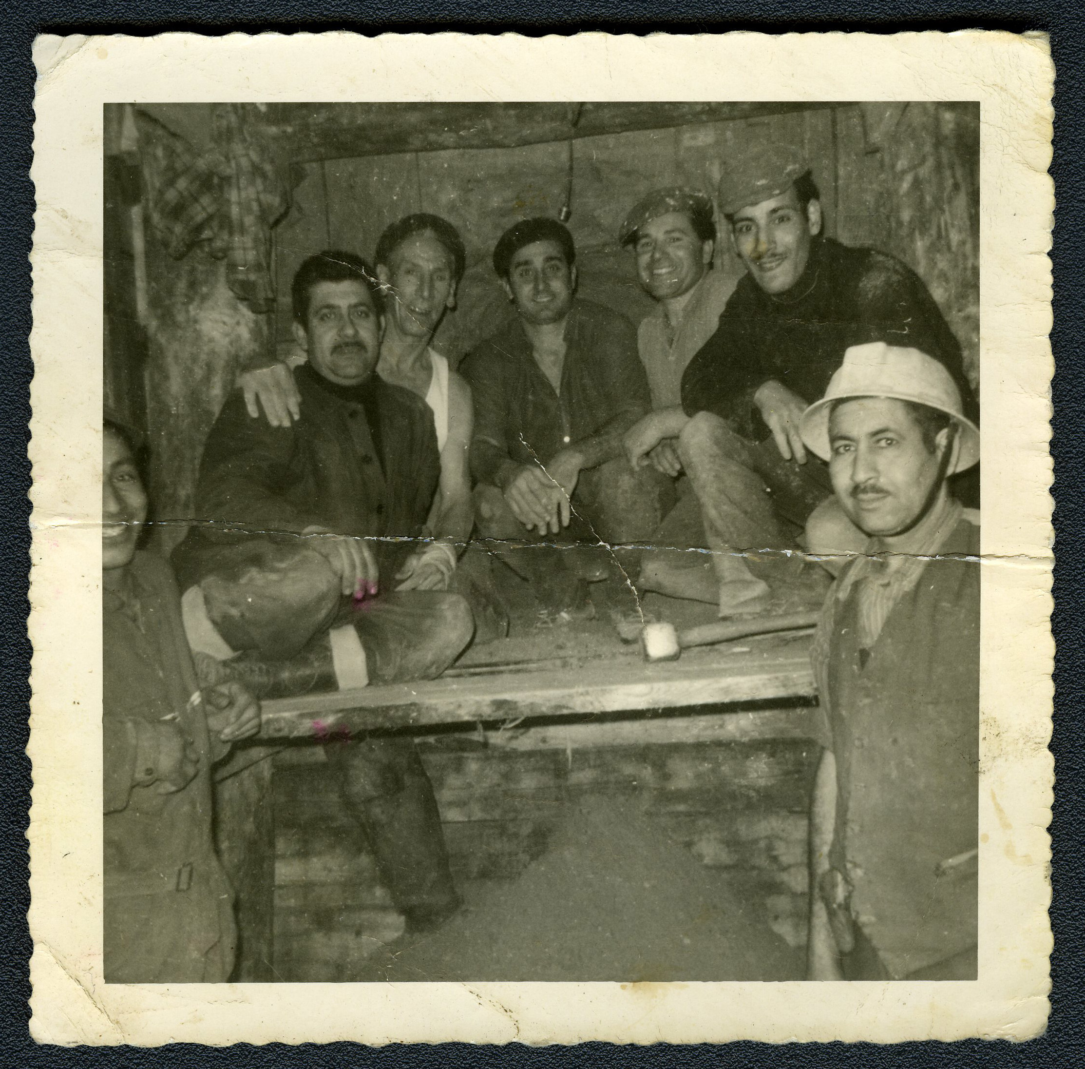 Anonyme, Photographie de José Baptista De Matos sur son premier chantier, 1963 (© EPPPD-MNHI)