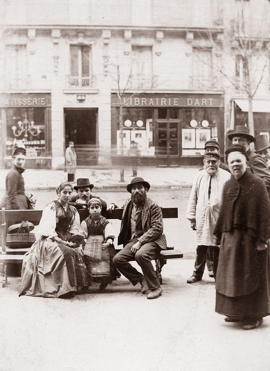 Famille napolitaine à Paris, Boulevard Saint-Germain, vers 1880 (© EPPPD-MNHI)