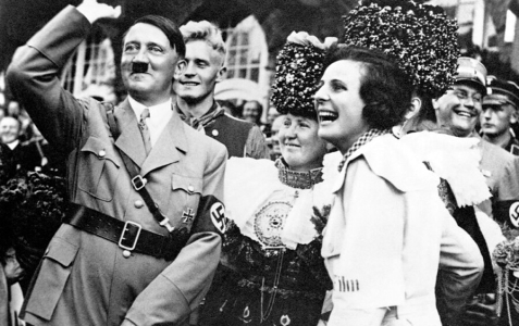 Figure 1 – Adolf Hitler et la réalisatrice assistent au défilé des régions lors du tournage du Triomphe de la volonté en 1934